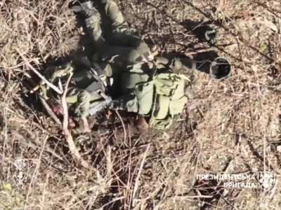 Wounded Russian soldier gets pinned under the body of his comrade who was instantly killed by the same drone strike