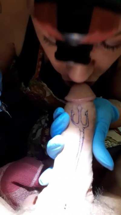 She sucked of a client while tattooing him