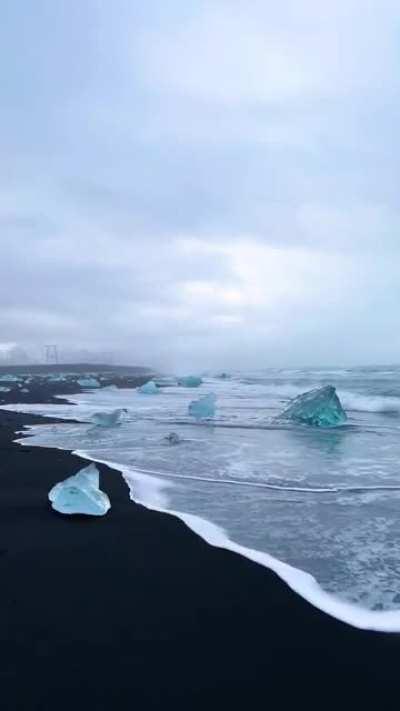 🔥 The black sands and mesmerising glaciers of Iceland’s Diamond Beach. (Credit : millesvoyages)