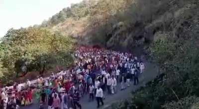 Thousands of Kisans marching from Nashik to Mumbai under the banner of All India Kisan Sabha crossing Kasara Ghat. Lakhs from across Maharashtra will take part in the Kisan-Mazdoor Parade on 26th January, 2021.