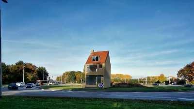 Funny/weird art: The rotating house in Tilburg