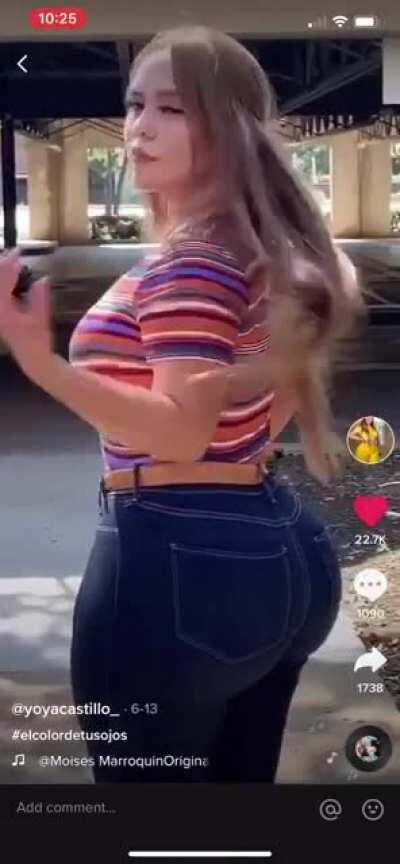 Look at this Latina Milfs ASS 🤤🍑