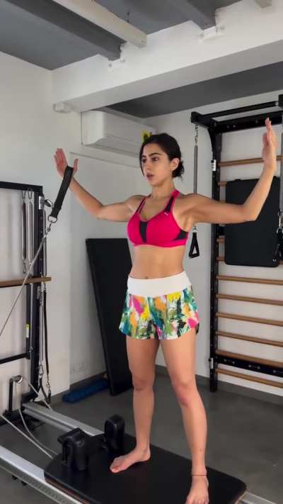 Sara Ali Khan navel peek in gym outfit 