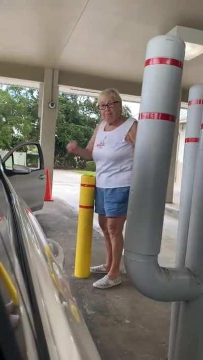 Karen berates woman who’s card was stuck in the ATM