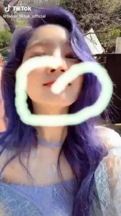 200722 - TWICE TikTok Update - Dahyun drawing a heart with her nose