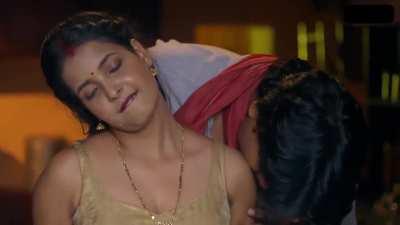 Ridhima Tiwari ( Natasha Rajeshwari ) HOT Boobs Kissing Sex Scene In Walkman Ep 03 Ullu