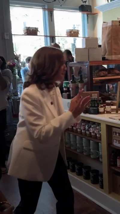 Kamala Harris Stops for Cake While Campaigning in Georgia