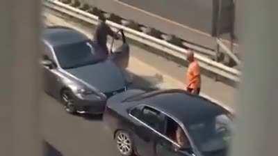 Canadian road rage incident broken up by an officer doing a Tv interview.