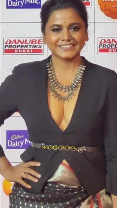 Hemangi Kavi - 43 year old dusky milf exposing her cleavage