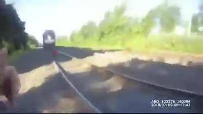 Move buddy! MOVE! STOP THE TRAIN! (Hero officer saves man on train tracks from instadeath)