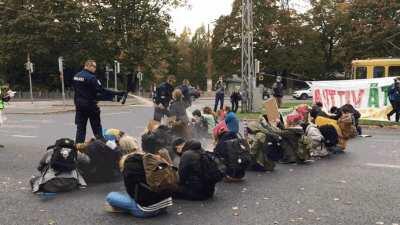 Finnish police pepper spray peaceful underage climate protesters in Helsinki (Oct. 3rd)