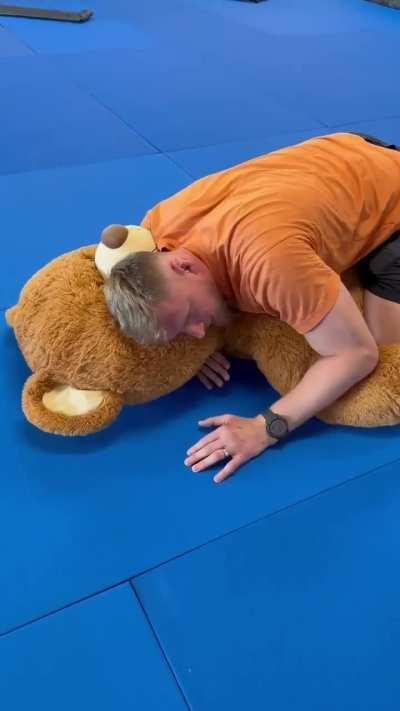 Alexander Volkov explains how to do Ezekiel choke.