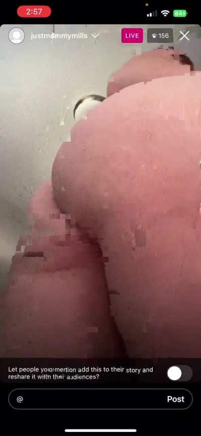 Milly ass flash from her live today. Her ass is perfect