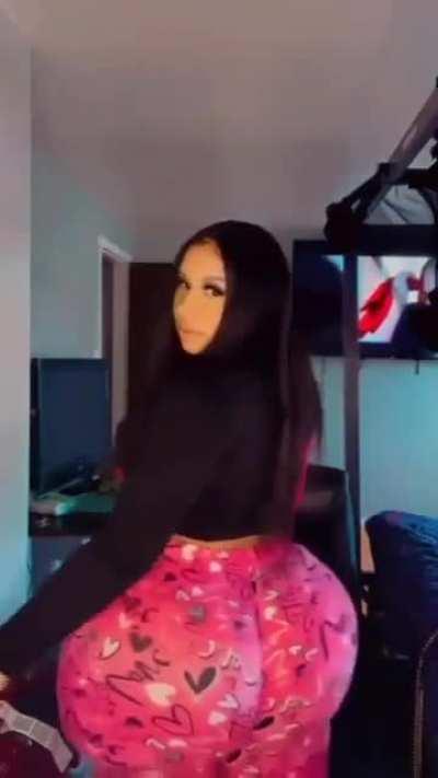 Her ass in pajama pants🤤👌