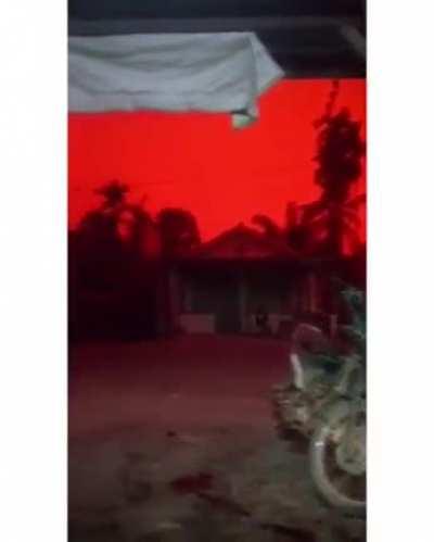 a strange phenomenon where the sky turns red happened in Indonesia