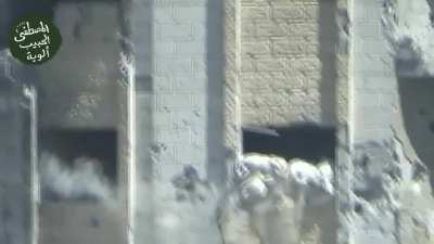 Opposition fighters use LMGs & explosives to shoot apart Syrian Army positions in Jobar, Damascus - 10/1/2013