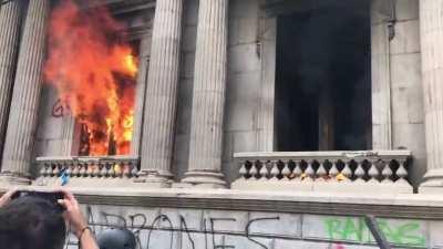 Congress on fire in Guatemala after people took to the streets