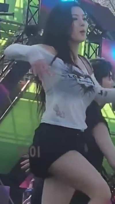 Eunbi pulling down the tshirt 🫠