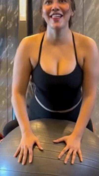 Neha Sharma Huge Fruits🍊🤤