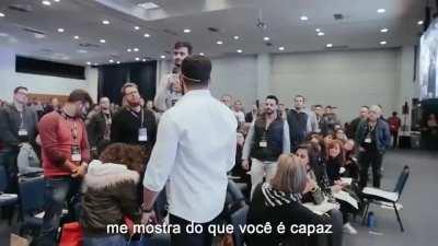 Esse vídeo é simplesmente genial. (O nome da pessoa que fez o vídeo é Vii Zedek)