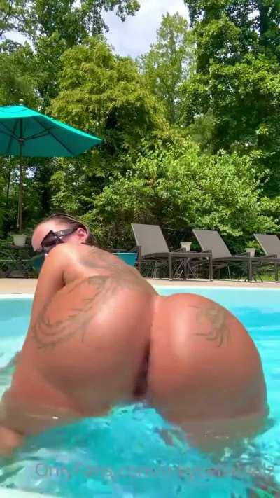 Bella Bellz Naked Pool Twerking 🌊🍑🥵