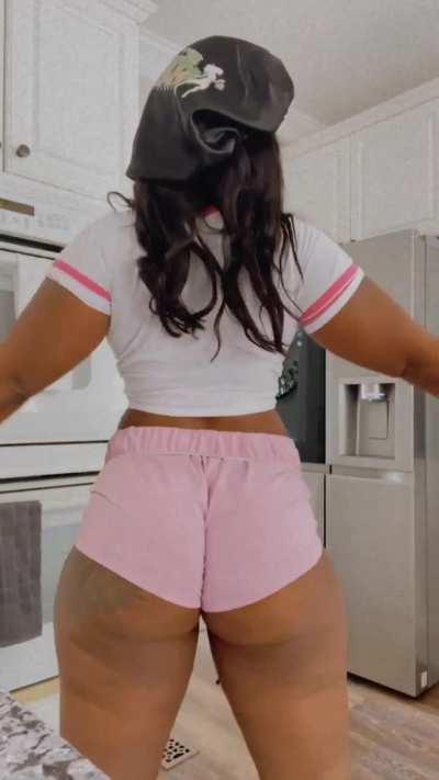 Regan K@y Twerking in pink booty shorts