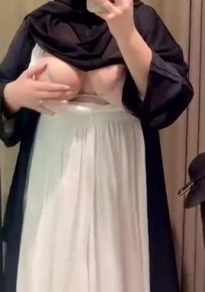 Arab with big tits in changing rooms