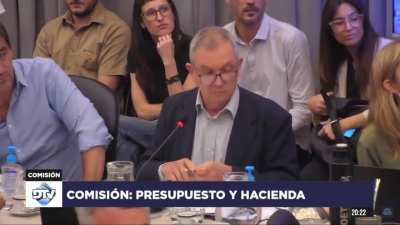 Diputado kirchnerista Carlos Castagneto se levanta para tratar de intimidar al presidente de la comisión José Luis Espert porque no le gustó que le apuntara con el dedo