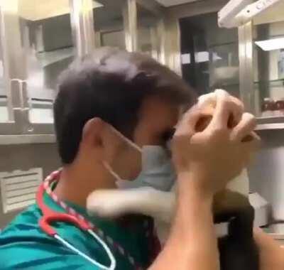 Medical professional trying to deal with a non-masker