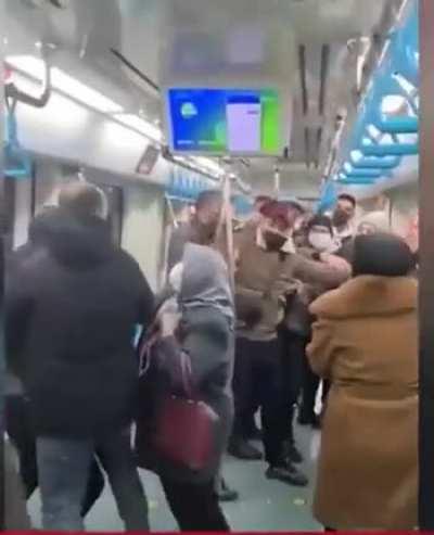 Marmaray’da bir yolcu, sarılan gençlere ‘neden sevişiyorsunuz’ diyerek, tekme tokat saldırdı.