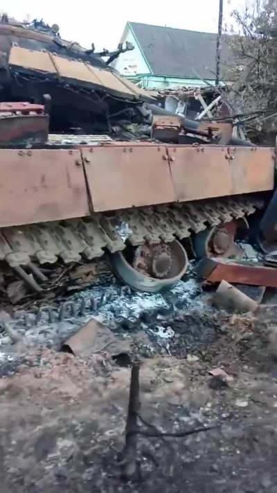 Ukrainian soldiers film a destroyed Russian T-80 Obr.2022 in Kursk.