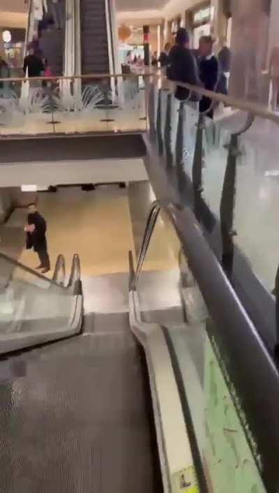 Man walks naked in almada forum, Portugal 