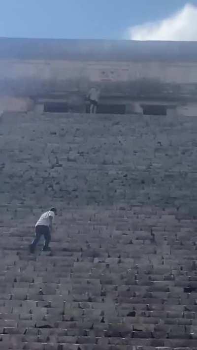 Total disrespect - Polish tourist climbing the ancient pyramid in Mexico