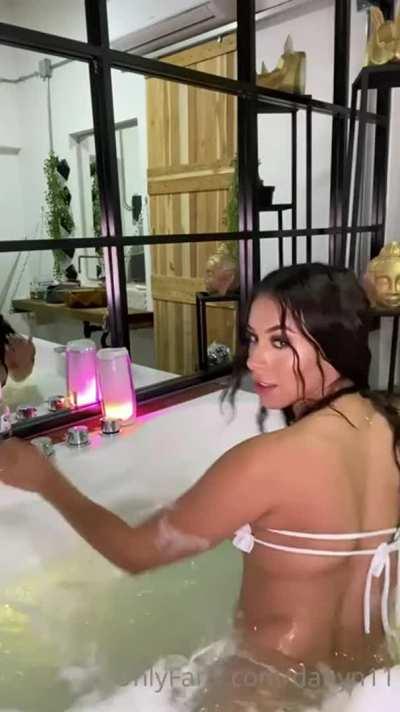 Dahyn Naked Bathtub Masturbating