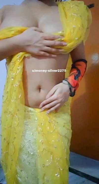 Blouseless saree (f)