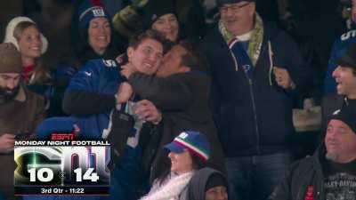 [Highlight] Tommy DeVito's dad and agent share cheek kisses following Giants touchdown