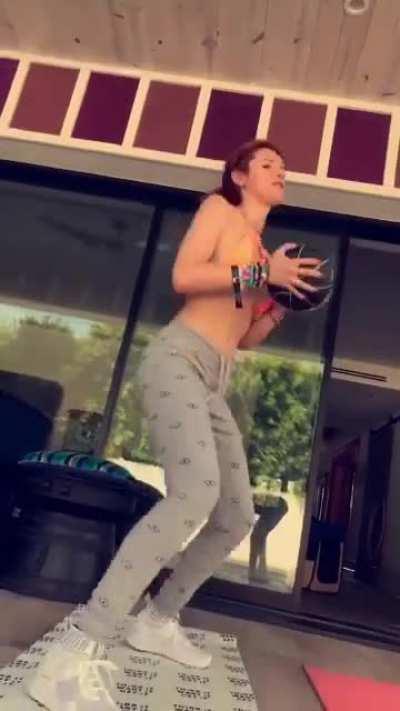 Bella Thorne doing jump squats