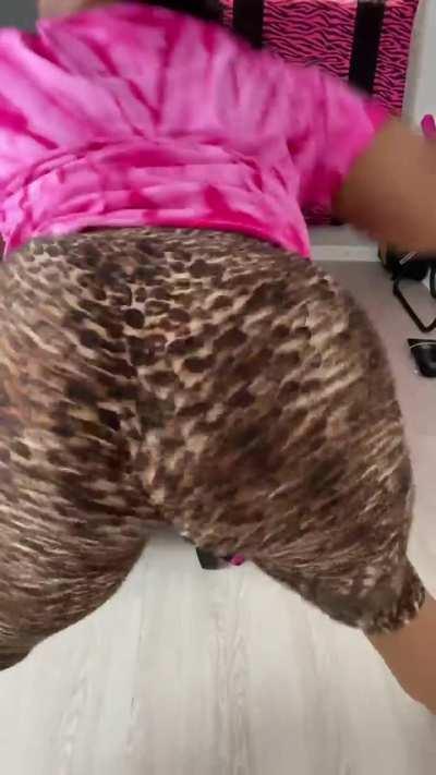 Big booty twerk