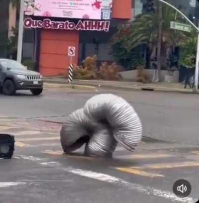 Guy dresses as a pipe and dances during red light