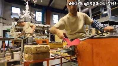 Glass blower at work, wow. [Credit : Pog on YT]