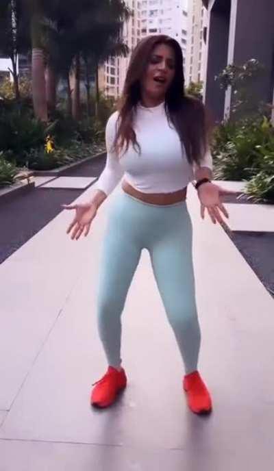 Shama Shikander can Wiggle like pro🍑