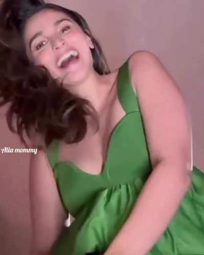 Alia bhatt boobs bouncing 🤤