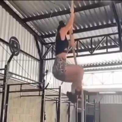 Girl snaps her arm while rope climbing - volume up!