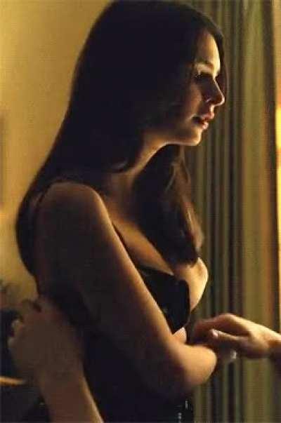 Emily Ratajkowski in gone girl the movie