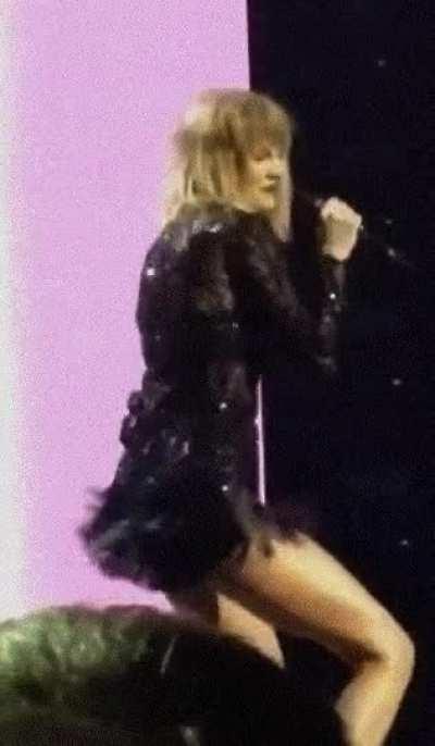 I don't think I've jerked off to anything more than this gif of Taylor Swift working it.