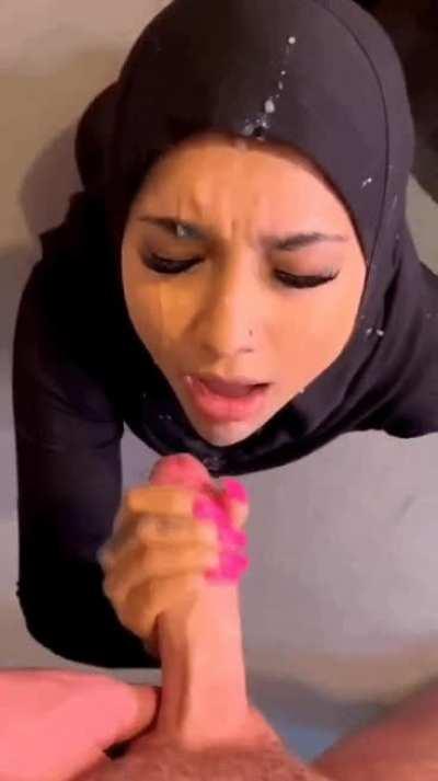 Hijabi handjob