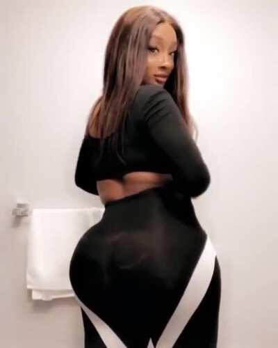 Her ass so fat 🍑😍