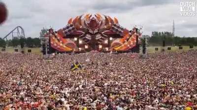 Massive crowd jumping from left to right during a hardstyle festival. This event created a measurable earthquake.