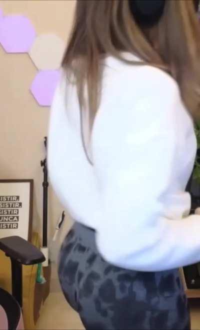 Pettans shaking her fat 🍑 (12/02/2023)