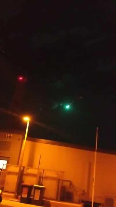 Footage of a meteor falling in Australia